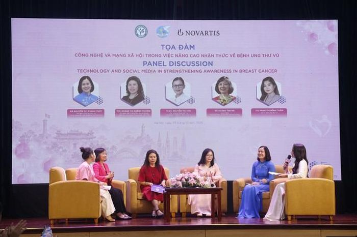 Các khách mời tham gia tọa đàm
