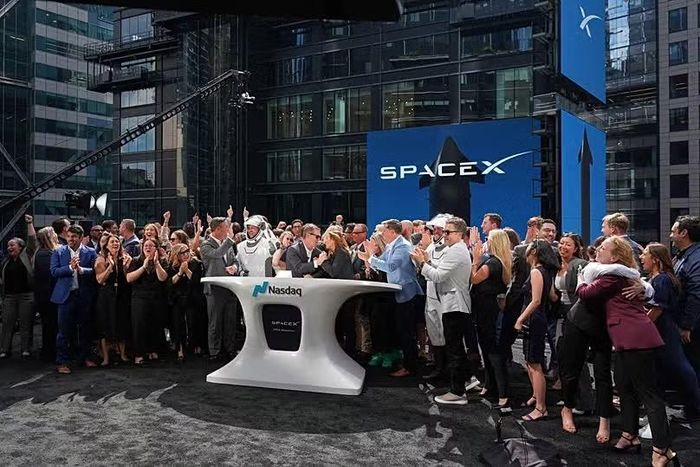 Buổi lễ rung chuông kết thúc phiên giao dịch đầu tiên của SpaceX tại Nasdaq MarketSite, New York, ngày 12/6/2026
