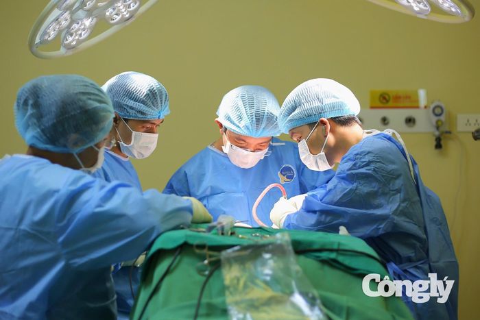 Ê kíp tiến hành ca phẫu thuật.