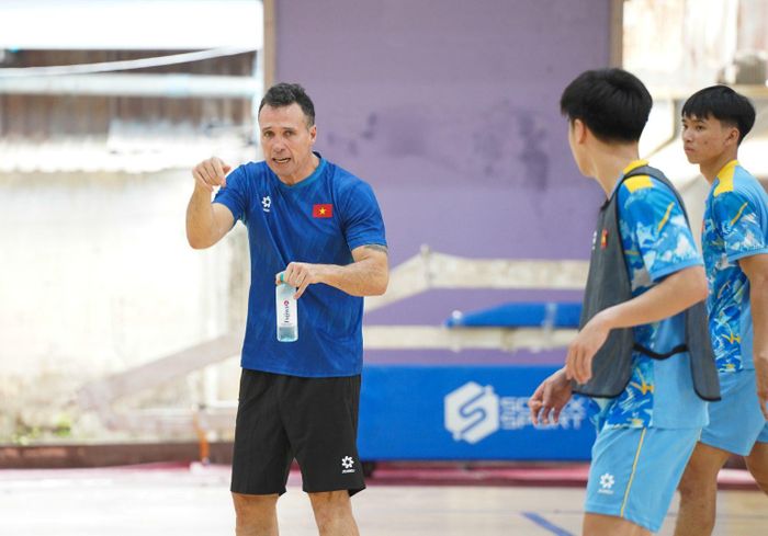 HLV Diego Giustozzi sẽ xác định bộ khung của tuyển futsal Việt Nam sau loạt trận giao hữu. Ảnh: VFF.