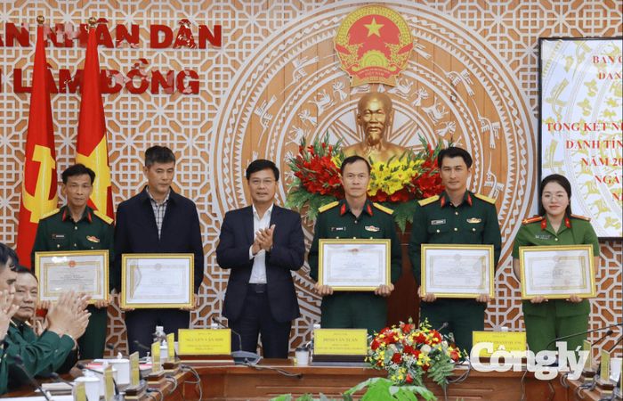 Các cá nhân có nhiều thành tích trong công tác tìm kiếm, quy tập và xác định danh tính hài cốt liệt sĩ năm 2026 được nhận Bằng khen của Chủ tịch UBND tỉnh.