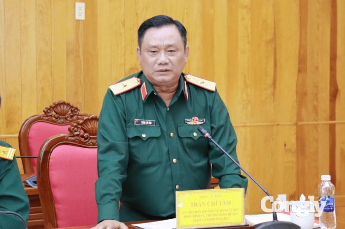 Thiếu tướng Trần Chí Tâm, Ủy viên Ban Thường vụ Đảng ủy Quân khu 7, Phó Chính ủy, Trưởng Ban Chỉ đạo tìm kiếm, quy tập và xác định danh tính hài cốt liệt sĩ Quân khu 7 phát biểu chỉ đạo tại hội nghị.