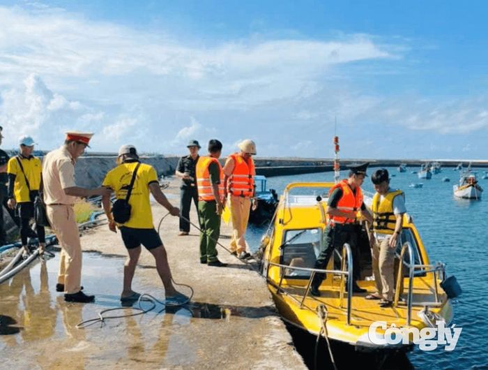 Lực lượng liên ngành kiểm tra hoạt động của các phương tiện tại bến trước khi xuất bến.