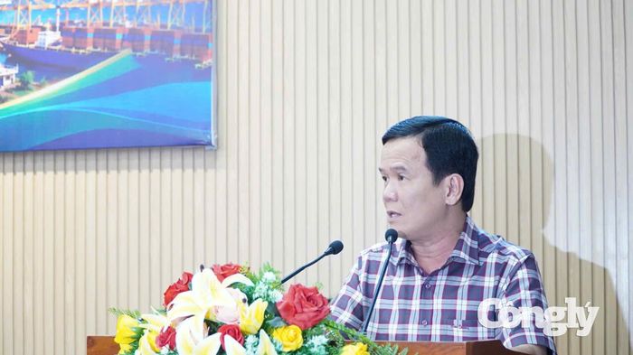 Ông Trần Quốc Thống, Phó Giám đốc Sở Xây dựng tỉnh Cà Mau trình bày tham luận tại hội thảo