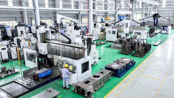Hệ thống máy phay giường tại nhà máy khuôn mẫu của THACO thể hiện năng lực gia công cơ khí nặng. Đây là nền tảng để sản xuất các chi tiết lớn, độ chính xác cao, phục vụ ngành ô tô, công nghiệp hỗ trợ và chế tạo thiết bị.