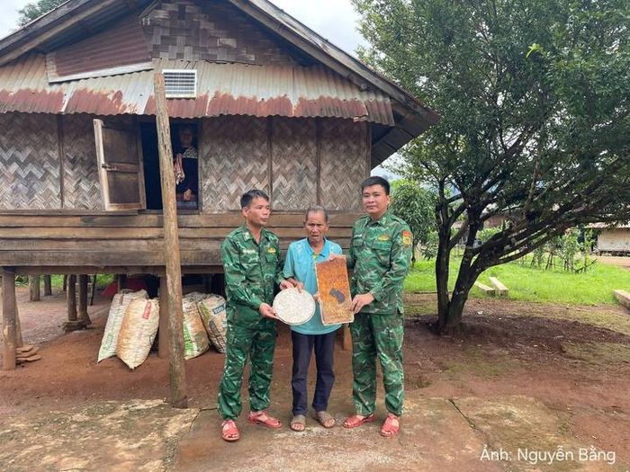 Ông Hồ Văn Vang bàn giao các di vật cho cán bộ Đồn Biên phòng Hướng Phùng