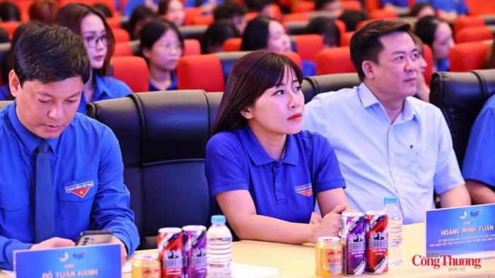 Các đại biểu tham dự diễn đàn "Tiếp năng lượng cùng thanh niên Việt Nam tiến bước".