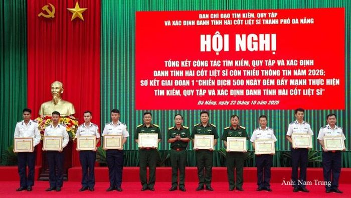  Bộ chỉ huy Quân sự thành phố Đà Nẵng trao tặng Giấy khen cho các các nhân có thành tích xuất sắc trong tham gia “Chiến dịch 500 ngày đêm đẩy mạnh tìm kiếm, quy tập và xác định danh tính hài cốt liệt sĩ”