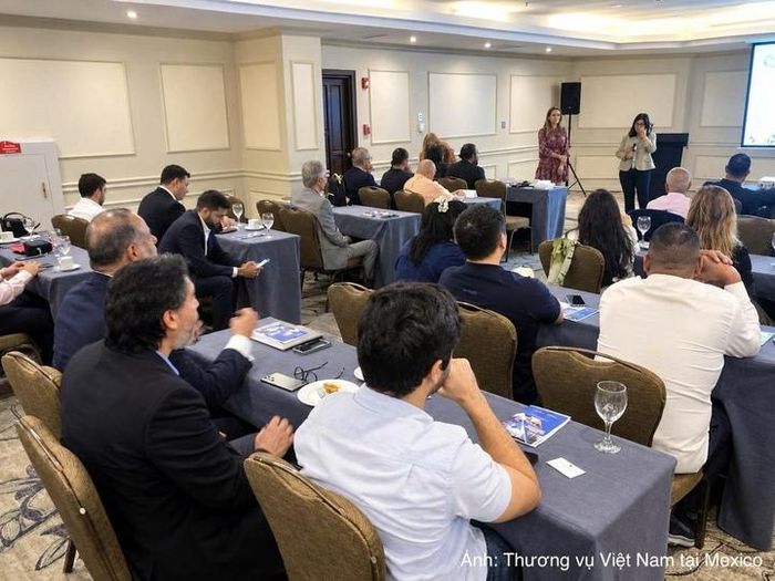  Đại diện Bộ Thương mại và Công nghiệp Panama giới thiệu chính sách Khu tự do và Chương trình Nhà đầu tư đủ điều kiện.