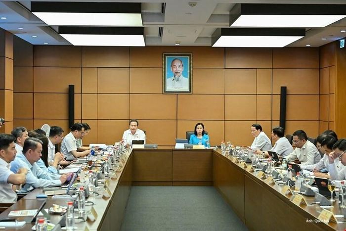 Chủ tịch Quốc hội nhấn mạnh: “Người dân còn phải chạy theo thủ tục thì chưa phải là cải cách”.
