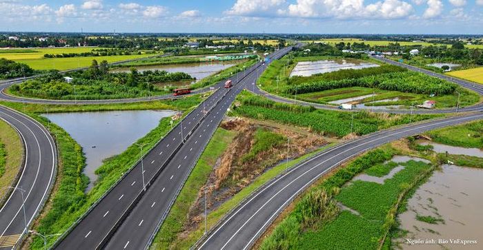 Hạ tầng giao thông kết nối đồng bộ là mắt xích huyết mạch giúp các cụm công nghiệp rút ngắn thời gian vận chuyển, lưu thông hàng hóa và gia tăng sức hút với nhà đầu tư.