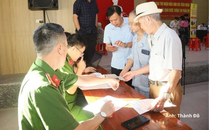 Đợt thu nhận này ưu tiên những người có quan hệ huyết thống theo dòng mẹ.