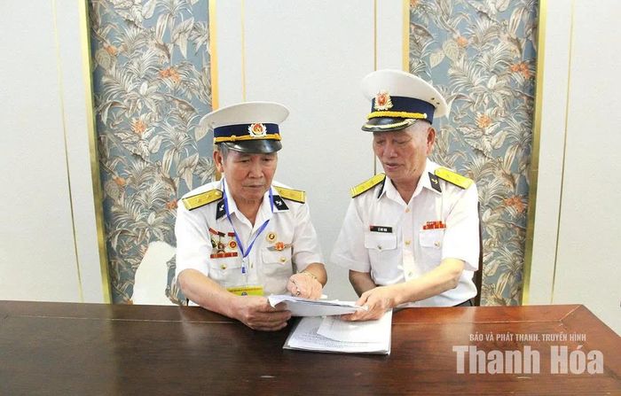 Ông Lê Duy Mai và ông Hà Trọng Bân ôn lại kỷ niệm tham gia những chuyến “tàu không số”. Ảnh: Tố Phương
