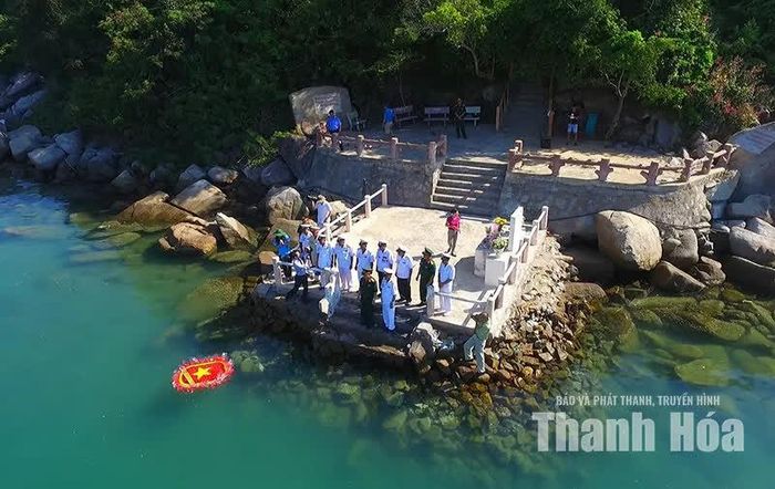 Thả hoa tưởng niệm các liệt sĩ tại Di tích tàu Không Số Vũng Rô, tỉnh Phú Yên (cũ).