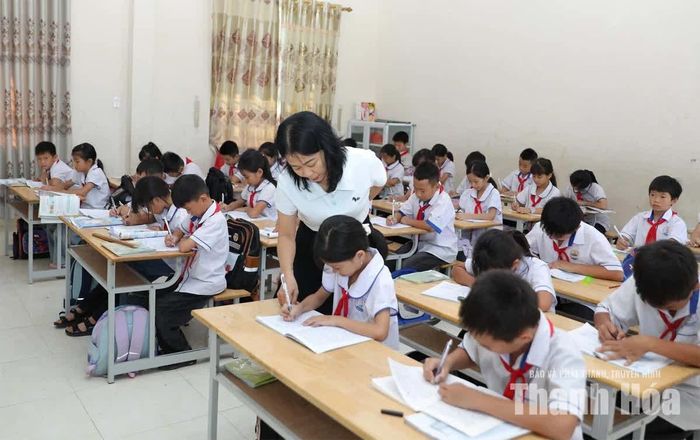 Một giờ học của cô, trò Trường Tiểu học Ngọc Sơn, phường Ngọc Sơn.