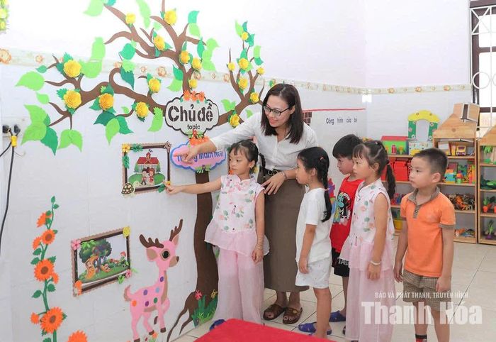 Cô, trò Trường Mầm non Quảng Xương 1, xã Lưu Vệ trong một hoạt động học.