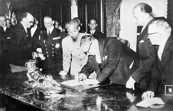 Chủ tịch Hồ Chí Minh và Bộ trưởng Hải ngoại Pháp Marius Moutet ký Tạm ước ngày 14/9/1946. Ảnh tư liệu