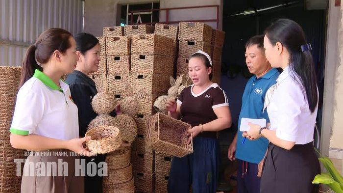 Chị Phạm Thị Giang giới thiệu sản phẩm.