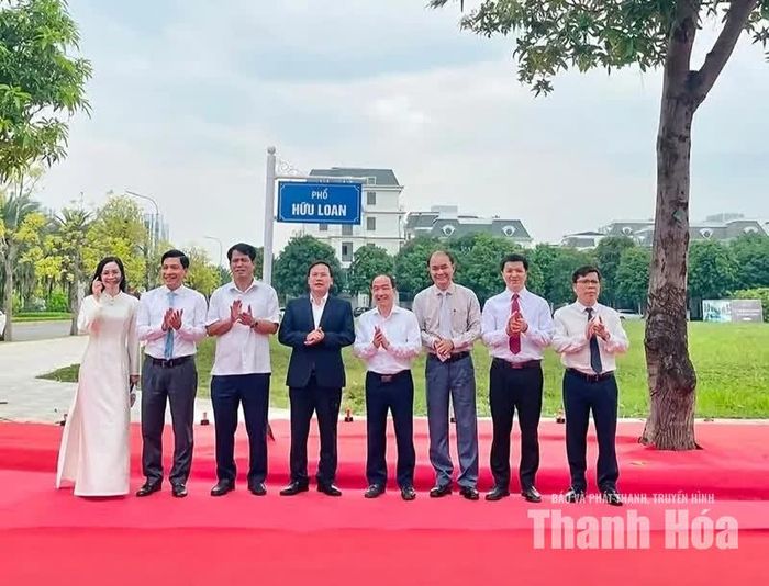 Các đại biểu thực hiện nghi thức gắn biển tên phố Hữu Loan ở khu đô thị Vinhomes Star City. Ảnh: Lê Hòa