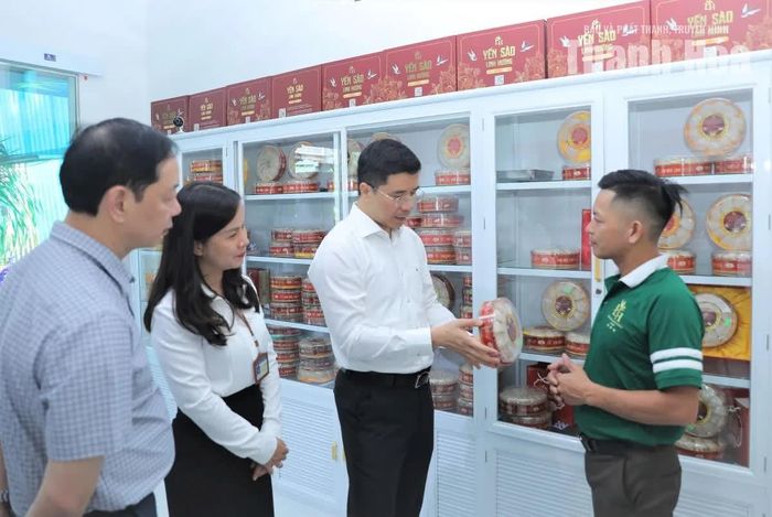 Phó Bí thư Thường trực Tỉnh ủy Nguyễn Hồng Phong cùng các thành viên trong đoàn công tác kiểm tra hoạt động sản xuất, kinh doanh tại cơ sở sản xuất Yến sào Linh Hương.