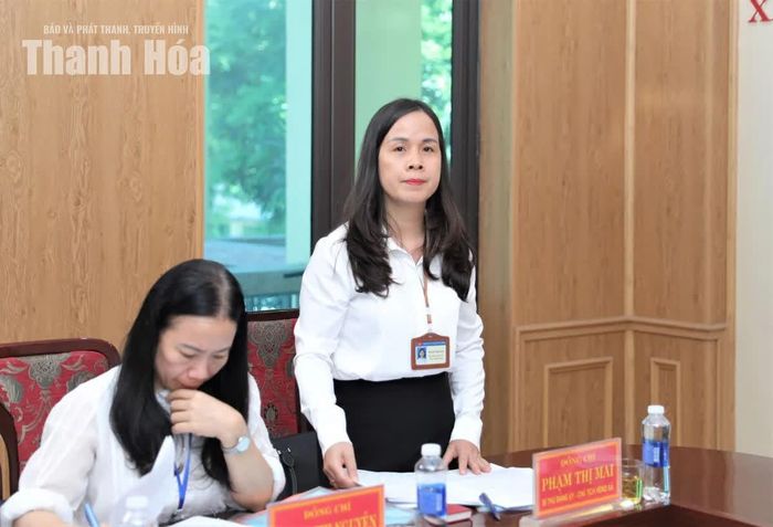 Bí thư Đảng ủy, Chủ tịch HĐND xã Quảng Bình Phạm Thị Mai báo cáo tình hình hoạt động của địa phương.