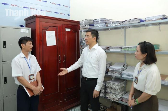 Phó Bí thư Thường trực Tỉnh ủy Nguyễn Hồng Phong kiểm tra hoạt động của các phòng, ban chuyên môn thuộc Đảng ủy xã Quảng Bình.