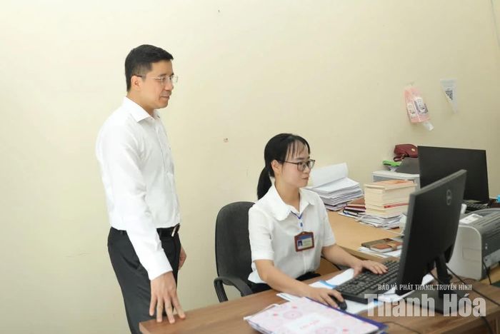 Phó Bí thư Thường trực Tỉnh ủy Nguyễn Hồng Phong kiểm tra, động viên cán bộ chuyên môn thuộc Đảng ủy xã Quảng Bình.
