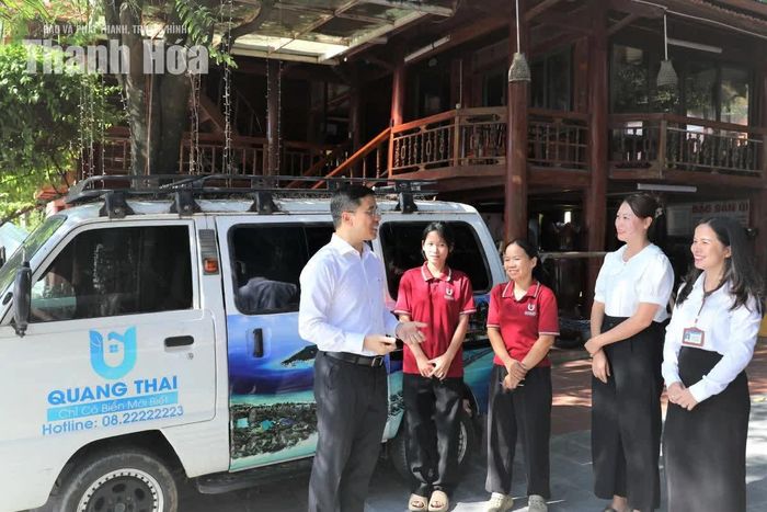 Phó Bí thư Thường trực Tỉnh ủy Nguyễn Hồng Phong cùng các thành viên trong đoàn công tác kiểm tra tại cơ sở dịch vụ ăn uống, nghỉ dưỡng Quang Thai Homestay and Restaurant.