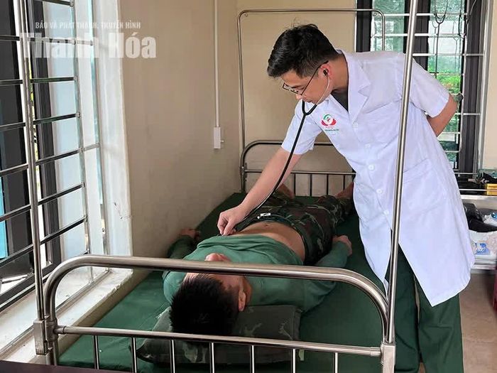 Bác sĩ Nguyễn Văn Tiến thăm khám sức khỏe cho chiến sĩ đảo Mê.