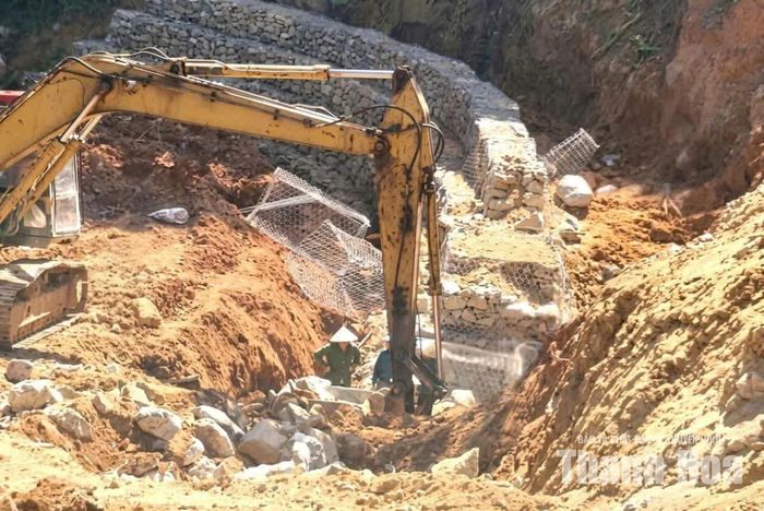 Thực hiện kè chân taluy gia cố điểm sạt lở.