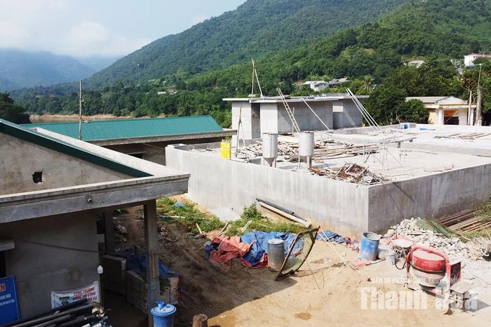 Theo ông Phú, nguyên nhân chậm tiến độ xuất phát từ cả nguyên nhân khách quan và chủ quan, trong đó có trách nhiệm của nhà thầu. Đơn vị này đã bị tỉnh xử phạt hơn 90 triệu đồng do chậm tiến độ theo quy định hợp đồng.