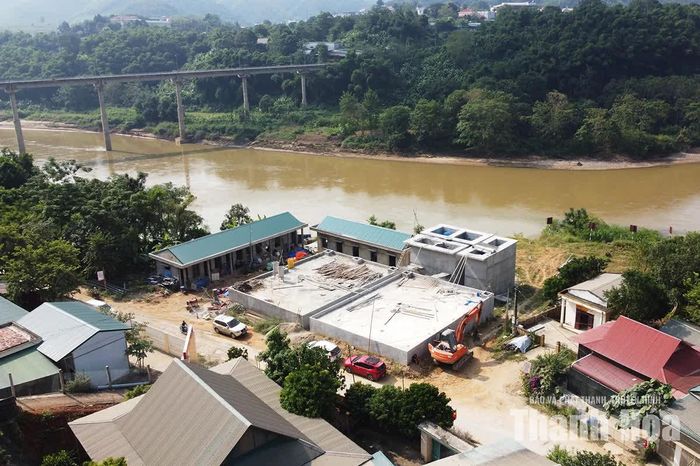 Nhà máy nước còn chưa đi vào hoạt động thì người dân, các cơ quan, trường học trên địa bàn vẫn chủ yếu phải sử dụng nước suối Pong phục vụ sinh hoạt. Mỗi lần mưa kéo dài, nước suối thường bị đục, ảnh hưởng đến đời sống người dân, hoạt động của các cơ quan, trường học và công tác khám, chữa bệnh tại địa phương.