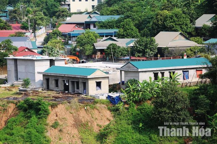 Công trình được xây dựng tại bản Lát, xã Tam Chung, nhằm cung cấp nước sạch cho người dân hai xã Mường Lát và Tam Chung cùng nhiều cơ quan, đơn vị và trường học trên địa bàn.