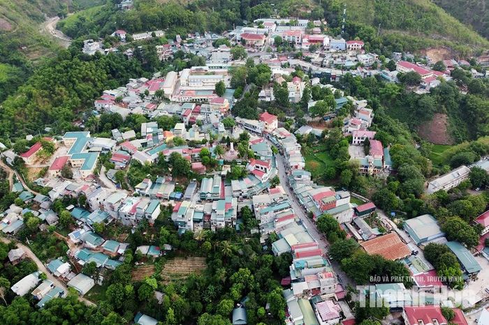 “Chính quyền và người dân địa phương đề nghị chủ đầu tư, nhà thầu tập trung nhân lực, thiết bị, khẩn trương tháo gỡ khó khăn, đẩy nhanh tiến độ thi công, sớm đưa công trình vào vận hành, đáp ứng nhu cầu sử dụng nước sạch, góp phần nâng cao chất lượng đời sống Nhân dân”, ông Niệm nhấn mạnh.