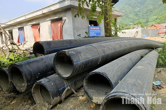 Theo ông Niệm, trước đó địa phương đã nhiều lần kiến nghị các cơ quan có trách nhiệm sớm tháo gỡ vướng mắc, thúc đẩy thi công để dự án đưa vào hoạt động. Mặc dù dự án đã được gia hạn và Ban Quản lý dự án đặt mục tiêu hoàn thành trong tháng 11/2026, tuy nhiên qua ghi nhận thực tế nhiều hạng mục vẫn còn dang dở. Điều này khiến địa phương và người dân không khỏi lo lắng về khả năng công trình hoàn thành đúng kế hoạch, sớm đưa nguồn nước sạch đến các hộ dân.