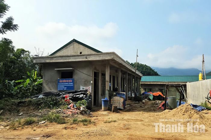 Cũng trong sáng 23/10, Phó Chủ tịch UBND xã Mường Lát Lò Hoài Niệm cho biết, địa phương vừa có văn bản đề nghị UBND tỉnh, Sở Nông nghiệp và Môi trường, Sở Xây dựng đôn đốc đơn vị thi công đẩy nhanh tiến độ, sớm đưa công trình vào vận hành. Dự án hoàn thành sẽ giúp khoảng 1.500 hộ dân với 7.000 nhân khẩu tại xã Mường Lát cùng nhiều cơ quan, trường học có cơ hội tiếp cận nguồn nước sạch.
