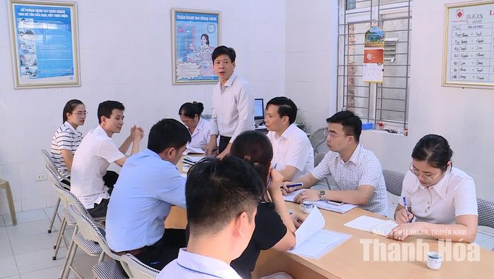 Lãnh đạo Trung tâm Kiểm soát bệnh tật tỉnh Thanh Hóa làm việc với Trung tâm Y tế Hạc Thành, Trạm Y tế Trường Thi và chính quyền phường Hạc Thành đánh giá nguy cơ dịch bệnh.