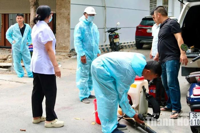 Phun hóa chất diệt muỗi tại khu vực bệnh nhân sinh sống.