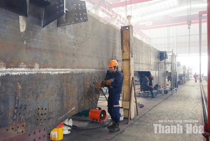 Bằng sự tỉ mỉ và tay nghề vững vàng, anh Hoàng Ngọc Hiến luôn kiểm soát chặt chẽ kỹ thuật từng đường hàn, bảo đảm chất lượng và tiến độ sản xuất cho nhà máy.