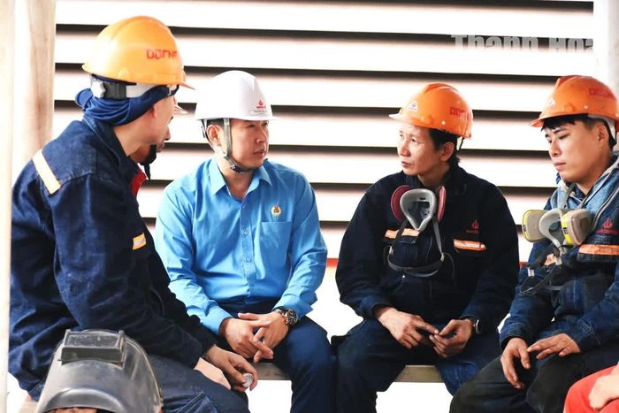 Anh Hoàng Ngọc Hiến (thứ hai từ phải qua) trao đổi kinh nghiệm chuyên môn cùng đồng nghiệp.