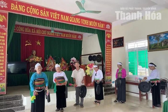 Người dân xã Vân Du biểu diễn cồng chiêng tại nhà văn hóa.