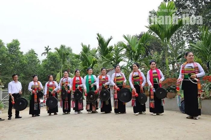 Cồng chiêng và lời xường là hình thức diễn xướng mang đậm bản sắc văn hóa Mường.
