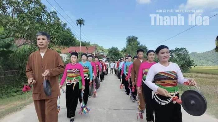 Đội cồng chiêng thôn Vân Đội, xã Thành Vinh diễu hành trong ngày hội Đại đoàn kết của thôn.