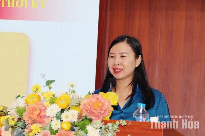 Phó Chủ tịch Ủy ban MTTQ tỉnh Nguyễn Thị Phương truyền đạt chuyên đề tại hội nghị.