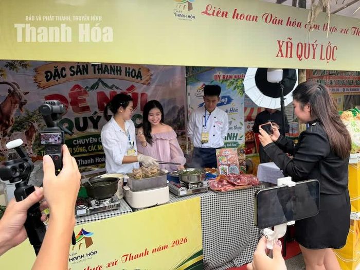 Các KOL, TikToker và nhà sáng tạo nội dung số trực tiếp tham gia phiên livetream quảng bá sản phẩm tại Liên hoan Ẩm thực xứ Thanh năm 2026.