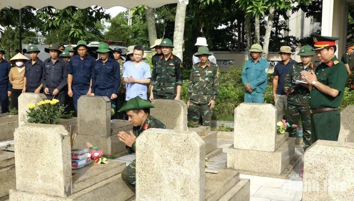 Lấy mẫu hài cốt liệt sĩ chưa xác định được danh tính để phục vụ công tác giám định ADN tại Nghĩa trang Liệt sĩ Vĩnh Lộc.