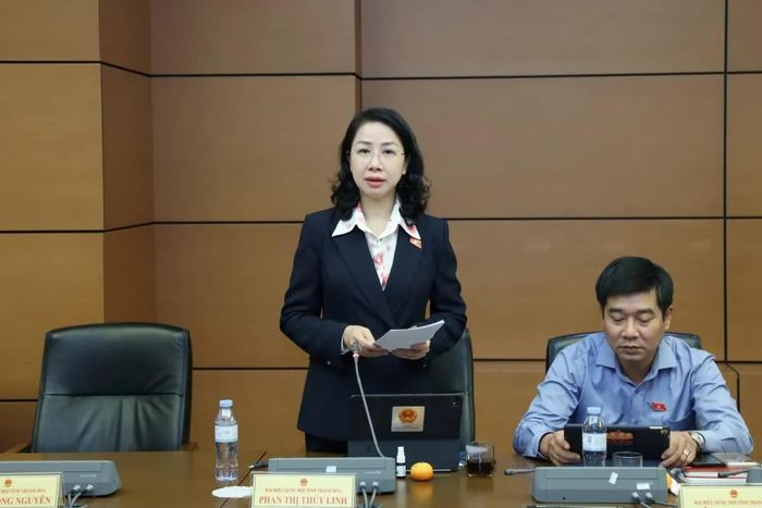 Đại biểu Phan Thị Thùy Linh, Đoàn ĐBQH tỉnh Thanh Hoá phát biểu. Ảnh: An Nhiên