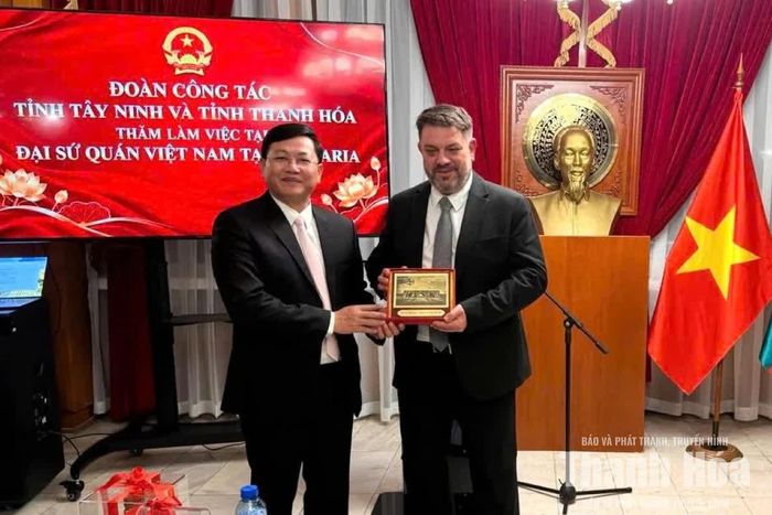 Phó Chủ tịch Thường trực UBND tỉnh Thanh Hoá Mai Xuân Liêm tặng quà lưu niệm cho ông Atanas Zafirov, nguyên Phó Thủ tướng, nguyên Chủ tịch Đảng Xã hội Bulgaria. Ảnh: Sở Ngoại vụ tỉnh Thanh Hoá