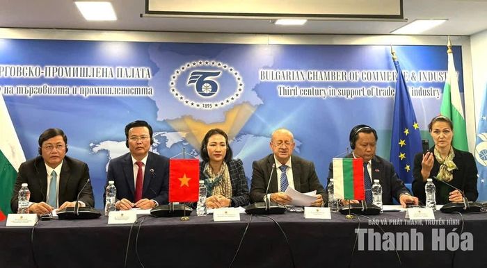 Phó Chủ tịch Thường trực UBND tỉnh Thanh Hoá Mai Xuân Liêm và các đại biểu dự diễn đàn tại Phòng Thương mại và Công nghiệp Bulgaria. Ảnh: Sở Ngoại vụ tỉnh Thanh Hoá