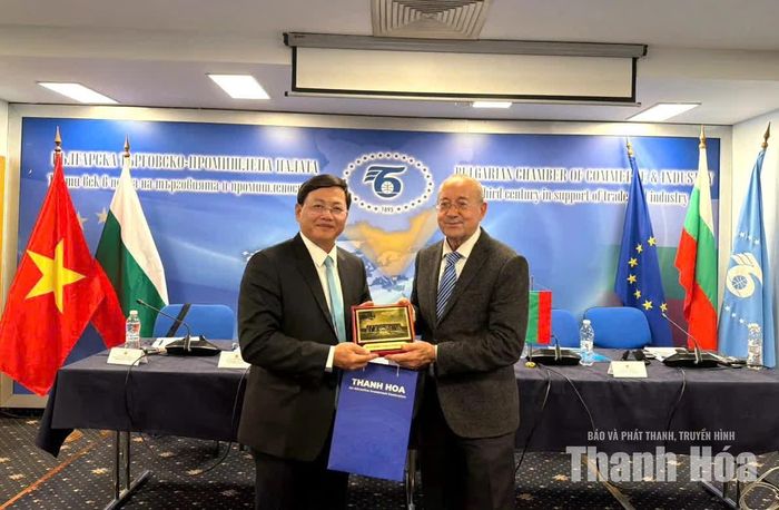 Phó Chủ tịch Thường trực UBND tỉnh Thanh Hoá Mai Xuân Liêm tặng quà lưu niệm cho ông Tsvetan Simeonov, Chủ tịch Phòng Thương mại và Công nghiệp Bulgaria. Ảnh: Sở Ngoại vụ tỉnh Thanh Hoá